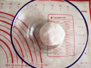 2.	揉成光滑的面团，盖上保鲜膜松弛20分钟，