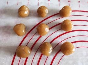 3.	把莲蓉馅分割成10克一个小球，