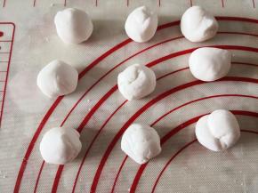 4.	木薯面团也分割成9份，