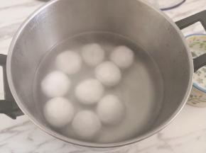 7.	锅里放入适量清水，烧开后，放入汤圆，再次开锅后，再加一碗水，至再次烧开后，汤圆浮到水面上，就是煮好了，