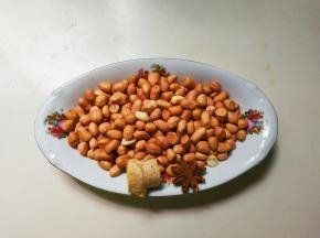 准备好花生仁，八角，姜