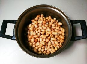 花生仁放入小锅