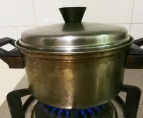 在煤气灶上烧开转小火烧15至30分钟，看自己喜欢吃口感脆的还是糯的，增减时间