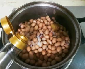 放入生抽颠簸均匀，放置十分钟再吃比较入味