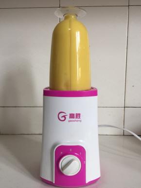 用料理机打成细腻的玉米汁儿。（大约打1分钟左右。）