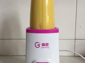 用料理机打成细腻的玉米汁儿。（大约打1分钟左右。）