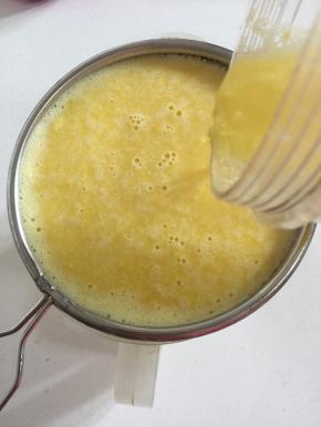 打好的玉米汁儿用网筛过滤一下，玉米汁儿更细腻哦！