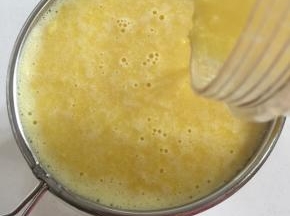 打好的玉米汁儿用网筛过滤一下，玉米汁儿更细腻哦！