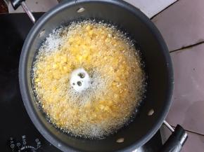 锅烧热倒入适量的水烧开，放入甜玉米粒煮5分钟左右，关火。