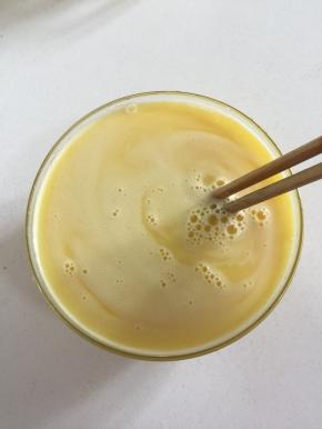 用筷子搅拌均匀至糖融化即可饮用。