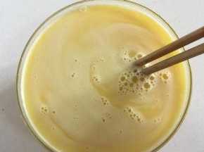 用筷子搅拌均匀至糖融化即可饮用。