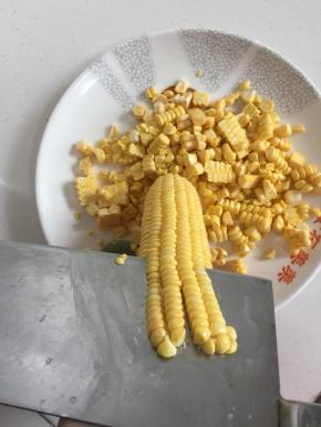 用刀把甜玉米粒削下来，注意不要弄伤了手哦！