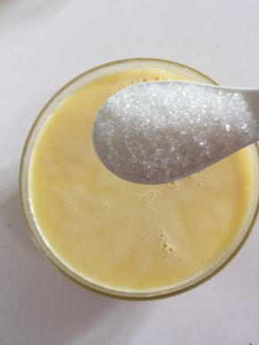 加入两勺白糖。