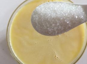 加入两勺白糖。