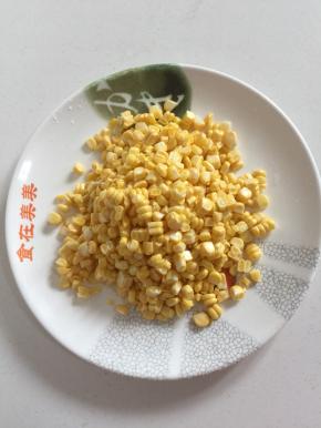 削下来的玉米粒清洗干净，捞出沥干水分备用。