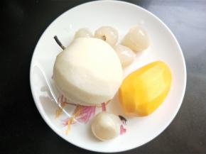 将所有水果去皮。