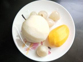 将所有水果去皮。
