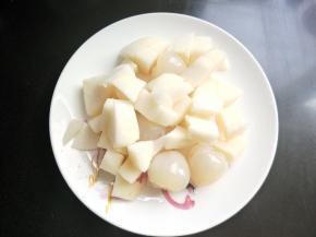 将雪梨切小块。