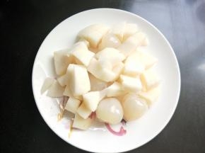 将雪梨切小块。