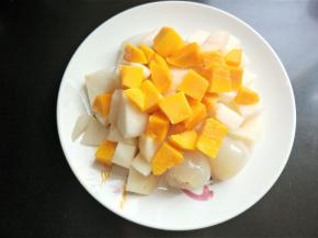 将芒果切小块。