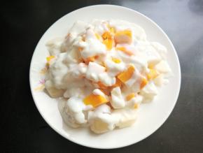 将酸奶浇到水果上。