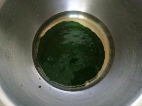玉米油，菠菜泥，盐放入盆里搅拌均匀