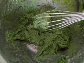 筛入低筋面粉呈“Z”字型搅拌均匀