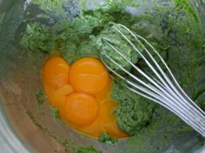 分离蛋清蛋黄，蛋黄放入面糊中，呈