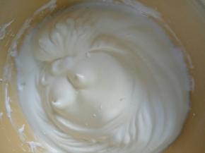 蛋白加几滴柠檬汁打至粗泡，分3次加糖打至硬性状态