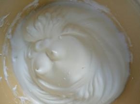 蛋白加几滴柠檬汁打至粗泡，分3次加糖打至硬性状态
