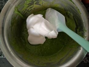 取1/3蛋白霜放入蛋黄糊中翻拌均匀