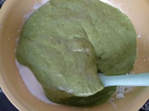 倒入剩下的蛋白霜中翻拌均匀