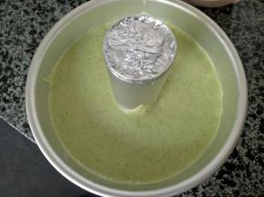 拌好的蛋糕糊倒入8寸活底中空模具中，轻震几下震去大气泡，送入预热好的烤箱160度中下层烤50分钟左右 （PS：我用的自制中空模具）