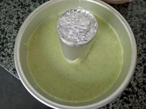 拌好的蛋糕糊倒入8寸活底中空模具中，轻震几下震去大气泡，送入预热好的烤箱160度中下层烤50分钟左右 （PS：我用的自制中空模具）