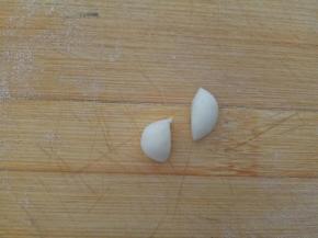 取1克的面团揉圆分成两份用来做耳朵