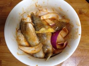 放入一半的冰鱼腌制10分钟
