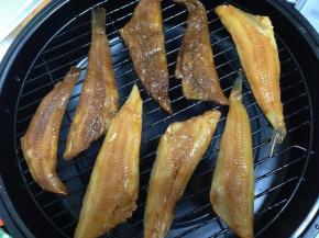 取出鱼柳，表面刷一层薄油摆入烤架