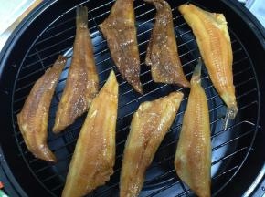 取出鱼柳，表面刷一层薄油摆入烤架