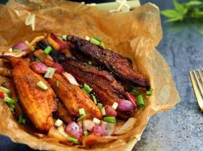 出炉撒孜然粉、黑胡椒碎即可食用