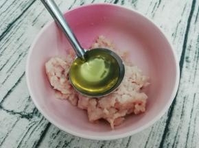 肉馅中加入油