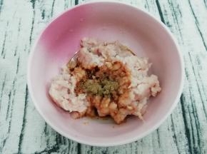 在加入五香粉搅拌均匀