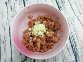 在把姜碎放入肉馅中