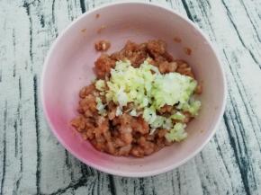 在加入葱碎加入肉馅中搅拌均匀，然后腌制十分钟