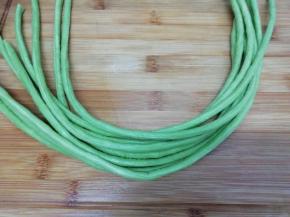 长豆角洗干净，去掉两头