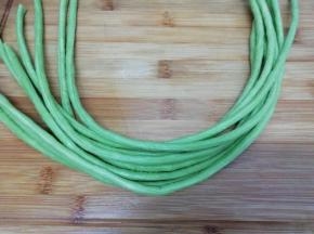 长豆角洗干净，去掉两头