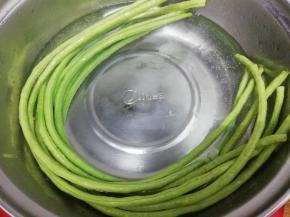 汤锅里加入适量水，少许盐和油大火烧开，在将长豆角放入锅中焯水，让豆角变软