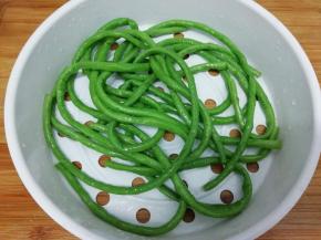 捞出用冷水冲洗一下，然后捞出沥干水份