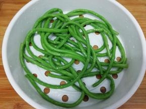 捞出用冷水冲洗一下，然后捞出沥干水份