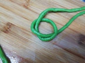 取一个豆角打一个圈