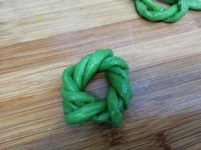 绕好以后，两头收起来，像图片一样